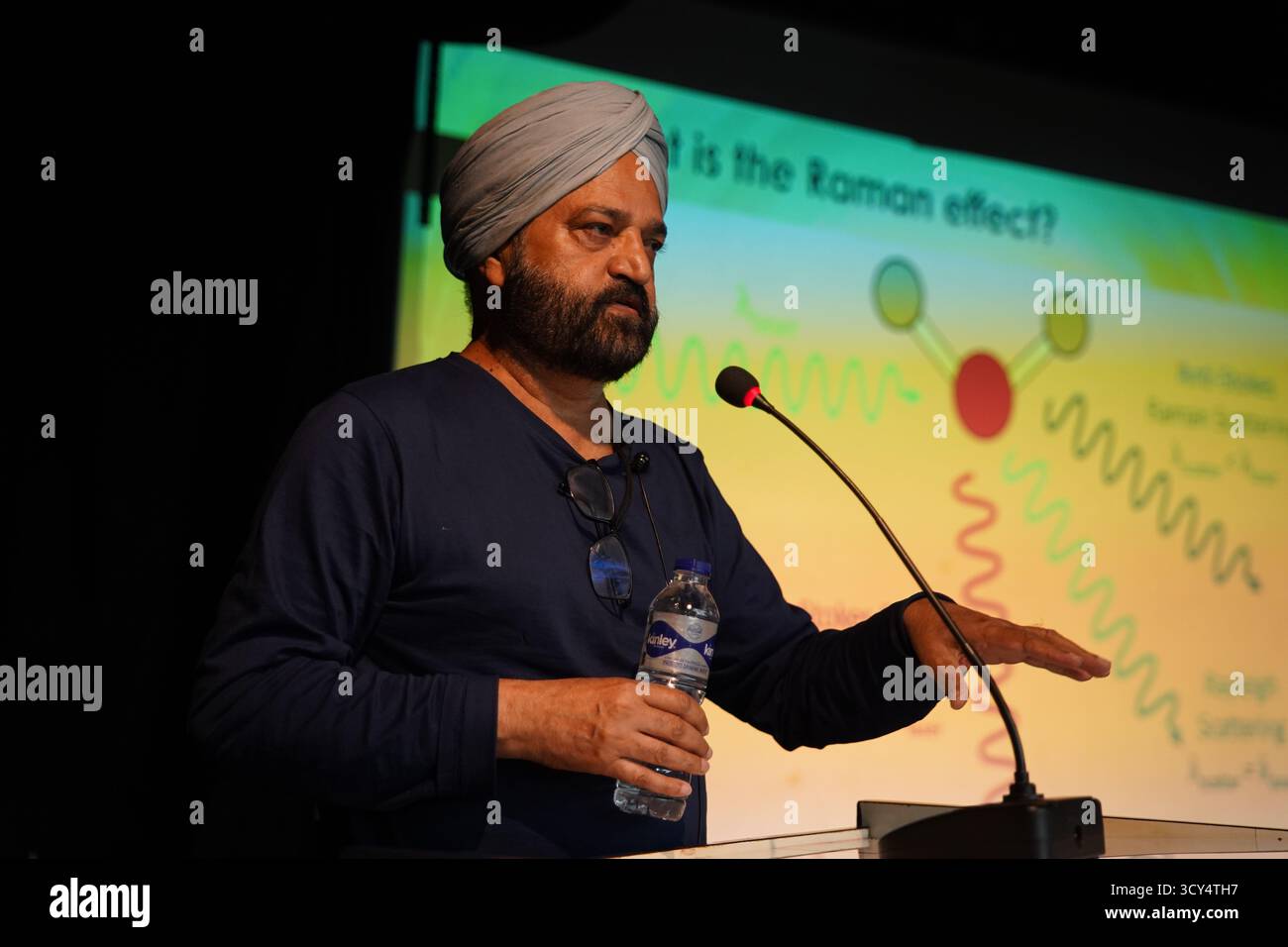 Kalkutta, Indien. Oktober 2025. Prof. Dr. Rajinder Singh, bekannter Wissenschaftshistoriker von der Universität Oldenburg, Deutschland, hält einen Vortrag zum Thema „Instrumente und Forschungseinrichtungen hinter der Entdeckung des Raman-Effekts“ während der 2. Vorlesung zum öffentlichen Engagement, die vom National Science & Technology Digital Archive im Birla Industrial & Technological Museum, Ministerium für Kultur, Regierung von Indien organisiert wird. An der Veranstaltung nahmen Studenten, Akademiker und Würdenträger teil. (Foto: Biswarup Ganguly/Pacific Press) Credit: Pacific Press Media Production Corp./Alamy Live News Stockfoto