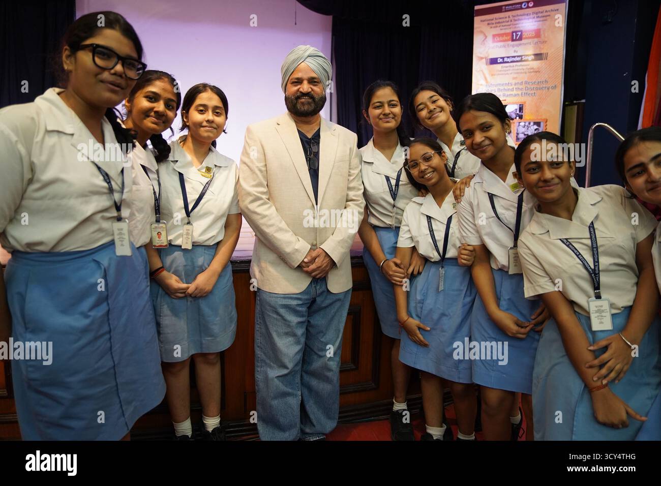 Studenten posieren mit Prof. Dr. Rajinder Singh, Universität Oldenburg, Deutschland, nach seinem Vortrag über Instrumente und Forschungseinrichtungen hinter der Entdeckung des Raman-Effekts bei der 2. Public Engagement Lecture im Birla Industrial & Technological Museum. Die vom National Science & Technology Digital Archive unter dem Ministerium für Kultur der indischen Regierung organisierte Veranstaltung zielte darauf ab, junge Menschen durch Wissenschaftsgeschichte und Forschungserkenntnisse zu inspirieren. (Foto: Biswarup Ganguly/Pacific Press) Stockfoto