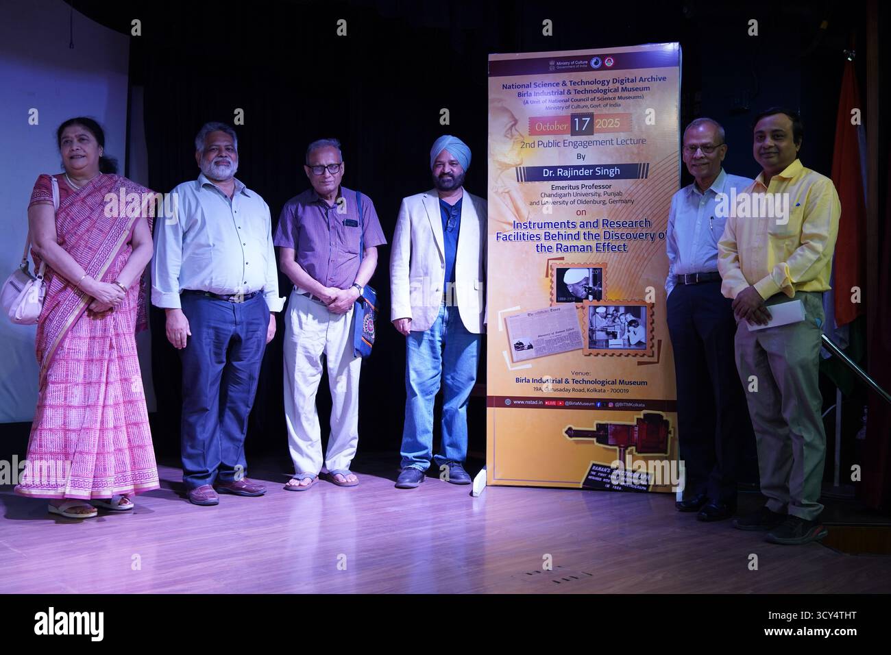 Prof. Dr. Rajinder Singh, Universität Oldenburg, posiert mit prominenten Gästen nach seinem Vortrag zum Thema „Instrumente und Forschungseinrichtungen hinter der Entdeckung des Raman-Effekts“ bei der 2. Öffentlichen Engagement-Vorlesung im Birla Industrial & Technological Museum. Die Veranstaltung, die vom National Science & Technology Digital Archive unter dem Ministerium für Kultur der indischen Regierung organisiert wurde, zielte darauf ab, Studenten zu inspirieren und das wissenschaftliche Erbe zu fördern. (Foto: Biswarup Ganguly/Pacific Press) Stockfoto