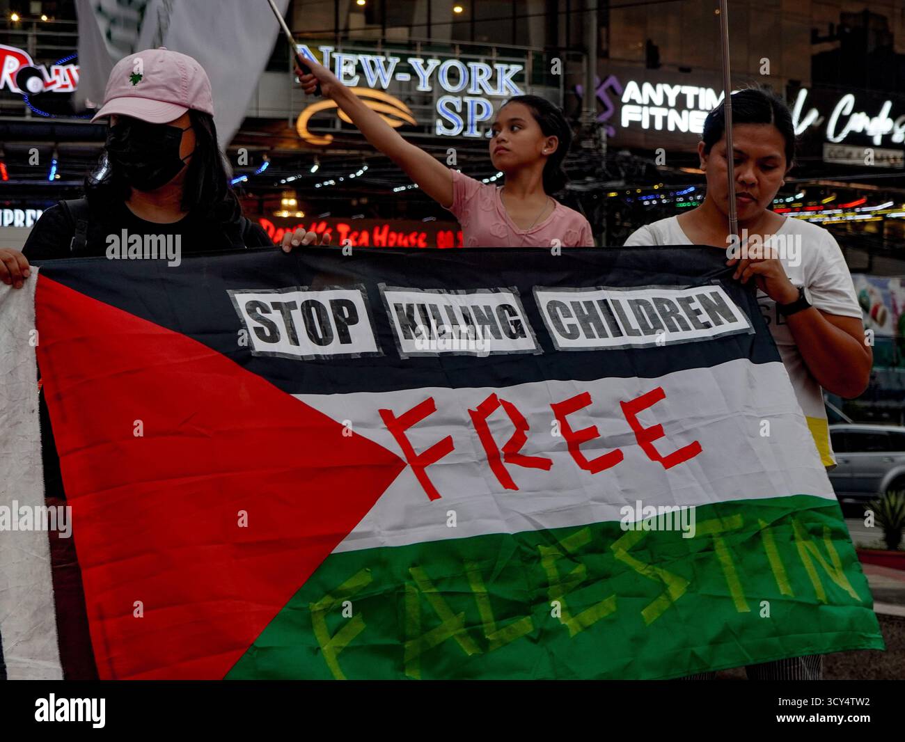 Quezon City, Philippinen. Oktober 2025. Frauen, Künstler und Mitglieder der militanten Gruppe Gabriela demonstrieren während der Palästinensischen Solidaritätsaktion einen solidarischen Protest mit dem palästinensischen Volk. Die Veranstaltung brachte ihre Unterstützung für den Kampf Palästinas für echte Befreiung und dauerhaften Frieden nach dem jüngsten Waffenstillstandssieg des palästinensischen Widerstands zum Ausdruck. (Foto von Eduardo Castro/Pacific Press) Credit: Pacific Press Media Production Corp./Alamy Live News Stockfoto