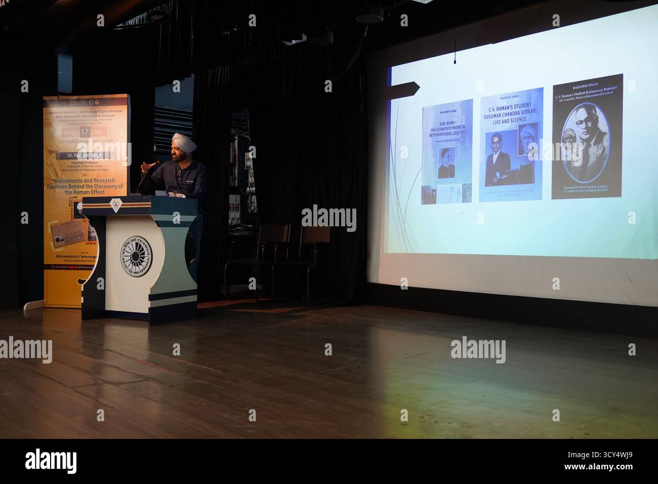 Kalkutta, Westbengalen, Indien. Oktober 2025. Prof. Dr. Rajinder Singh, bekannter Wissenschaftshistoriker von der Universität Oldenburg, hält einen Vortrag über „Instrumente und Forschungseinrichtungen hinter der Entdeckung des Raman-Effekts“ während der 2. Öffentlichen Engagement-Vorlesung, die vom National Science & Technology Digital Archive im Birla Industrial & Technological Museum, Ministerium für Kultur, Regierung von Indien organisiert wird. An der Veranstaltung nahmen Studenten, Akademiker und Würdenträger teil. (Kreditbild: © Biswarup Ganguly/Pacific Press via ZUMA Press Wire) NUR REDAKTIONELLE VERWENDUNG! Nicht für Komm Stockfoto