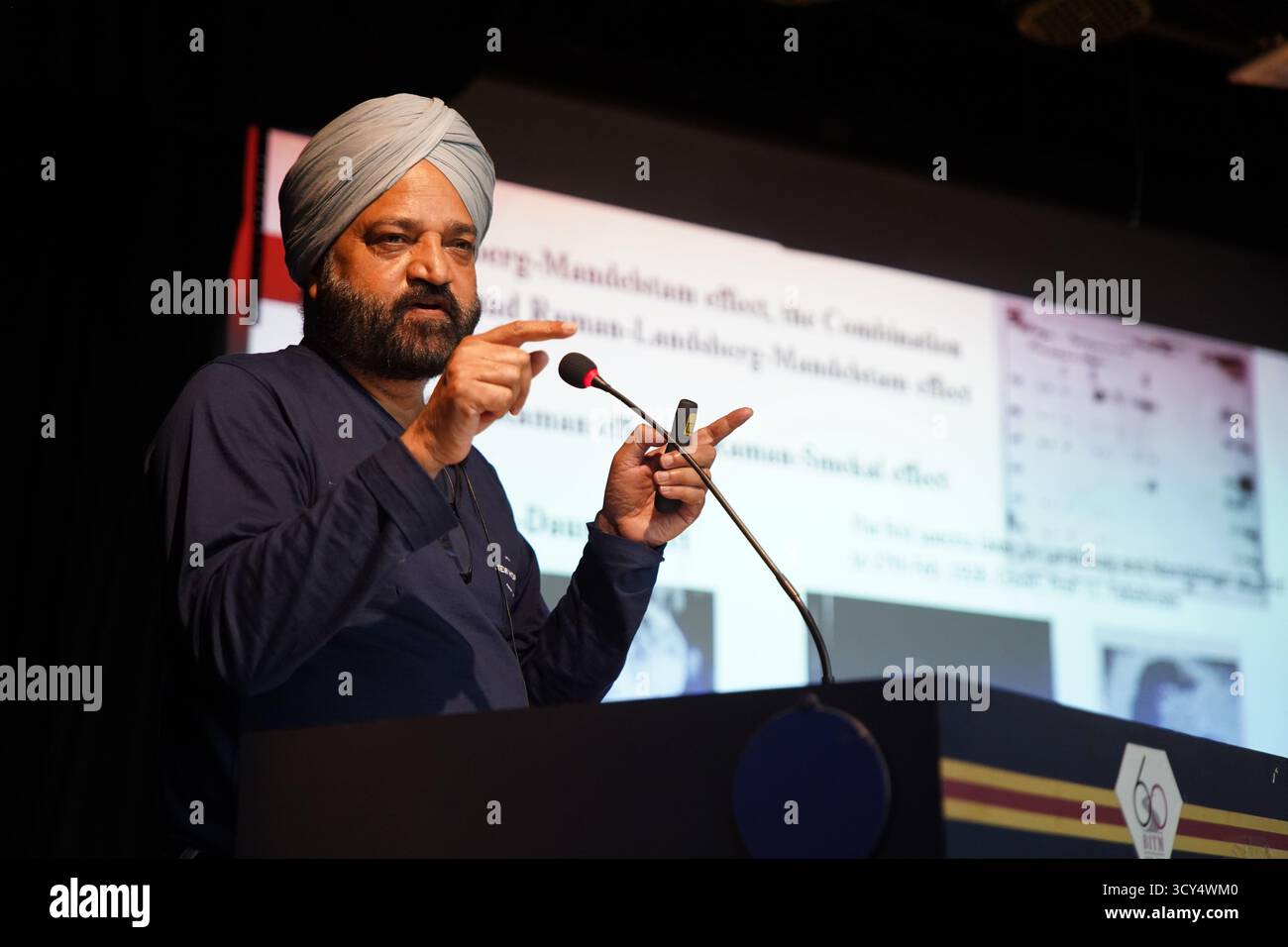 Kalkutta, Westbengalen, Indien. Oktober 2025. Prof. Dr. Rajinder Singh, bekannter Wissenschaftshistoriker von der Universität Oldenburg, hält einen Vortrag über „Instrumente und Forschungseinrichtungen hinter der Entdeckung des Raman-Effekts“ während der 2. Öffentlichen Engagement-Vorlesung, die vom National Science & Technology Digital Archive im Birla Industrial & Technological Museum, Ministerium für Kultur, Regierung von Indien organisiert wird. An der Veranstaltung nahmen Studenten, Akademiker und Würdenträger teil. (Kreditbild: © Biswarup Ganguly/Pacific Press via ZUMA Press Wire) NUR REDAKTIONELLE VERWENDUNG! Nicht für Komm Stockfoto