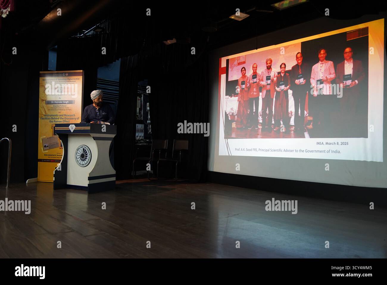 Kalkutta, Westbengalen, Indien. Oktober 2025. Prof. Dr. Rajinder Singh, bekannter Wissenschaftshistoriker von der Universität Oldenburg, hält einen Vortrag über „Instrumente und Forschungseinrichtungen hinter der Entdeckung des Raman-Effekts“ während der 2. Öffentlichen Engagement-Vorlesung, die vom National Science & Technology Digital Archive im Birla Industrial & Technological Museum, Ministerium für Kultur, Regierung von Indien organisiert wird. An der Veranstaltung nahmen Studenten, Akademiker und Würdenträger teil. (Kreditbild: © Biswarup Ganguly/Pacific Press via ZUMA Press Wire) NUR REDAKTIONELLE VERWENDUNG! Nicht für Komm Stockfoto