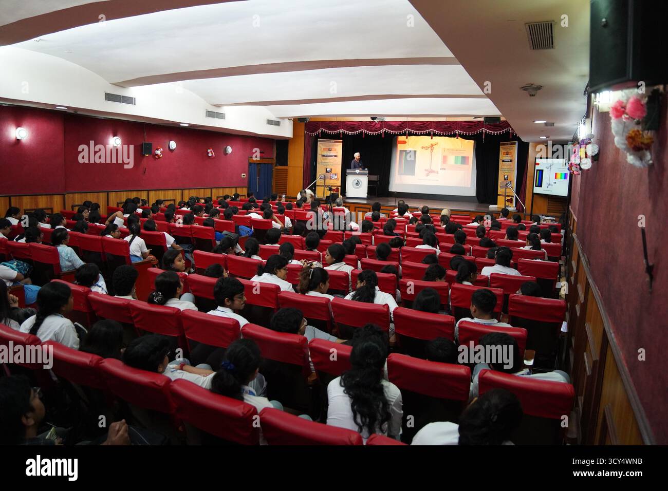 Kalkutta, Westbengalen, Indien. Oktober 2025. Prof. Dr. Rajinder Singh, bekannter Wissenschaftshistoriker von der Universität Oldenburg, hält einen Vortrag über „Instrumente und Forschungseinrichtungen hinter der Entdeckung des Raman-Effekts“ während der 2. Öffentlichen Engagement-Vorlesung, die vom National Science & Technology Digital Archive im Birla Industrial & Technological Museum, Ministerium für Kultur, Regierung von Indien organisiert wird. An der Veranstaltung nahmen Studenten, Akademiker und Würdenträger teil. (Kreditbild: © Biswarup Ganguly/Pacific Press via ZUMA Press Wire) NUR REDAKTIONELLE VERWENDUNG! Nicht für Komm Stockfoto