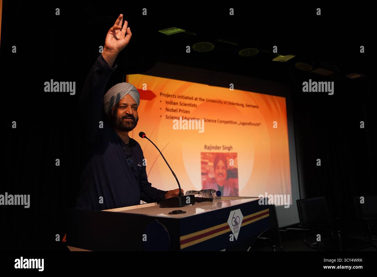 Kalkutta, Westbengalen, Indien. Oktober 2025. Prof. Dr. Rajinder Singh, bekannter Wissenschaftshistoriker von der Universität Oldenburg, hält einen Vortrag über „Instrumente und Forschungseinrichtungen hinter der Entdeckung des Raman-Effekts“ während der 2. Öffentlichen Engagement-Vorlesung, die vom National Science & Technology Digital Archive im Birla Industrial & Technological Museum, Ministerium für Kultur, Regierung von Indien organisiert wird. An der Veranstaltung nahmen Studenten, Akademiker und Würdenträger teil. (Kreditbild: © Biswarup Ganguly/Pacific Press via ZUMA Press Wire) NUR REDAKTIONELLE VERWENDUNG! Nicht für Komm Stockfoto