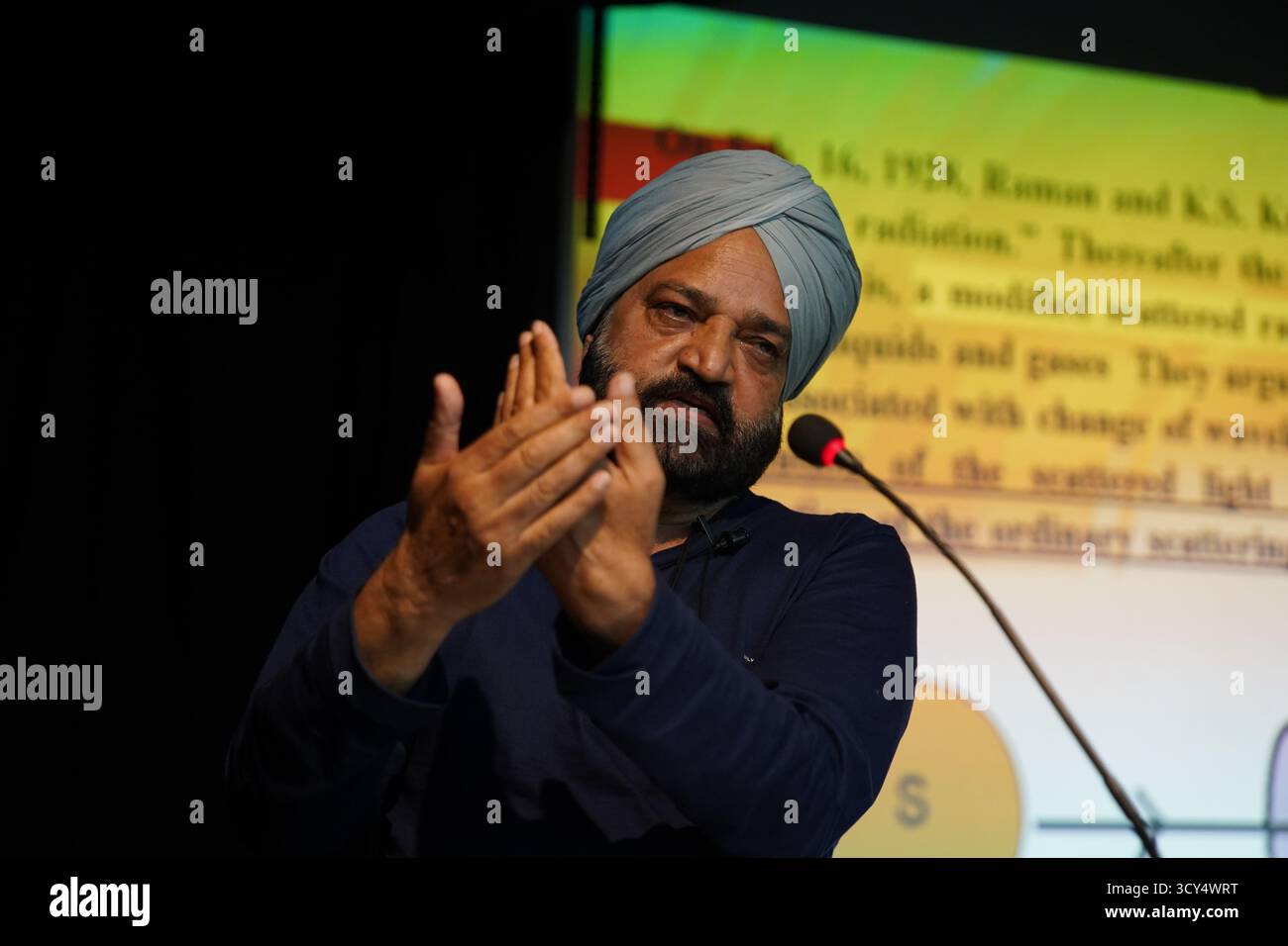 Kalkutta, Westbengalen, Indien. Oktober 2025. Prof. Dr. Rajinder Singh, bekannter Wissenschaftshistoriker von der Universität Oldenburg, hält einen Vortrag über „Instrumente und Forschungseinrichtungen hinter der Entdeckung des Raman-Effekts“ während der 2. Öffentlichen Engagement-Vorlesung, die vom National Science & Technology Digital Archive im Birla Industrial & Technological Museum, Ministerium für Kultur, Regierung von Indien organisiert wird. An der Veranstaltung nahmen Studenten, Akademiker und Würdenträger teil. (Kreditbild: © Biswarup Ganguly/Pacific Press via ZUMA Press Wire) NUR REDAKTIONELLE VERWENDUNG! Nicht für Komm Stockfoto