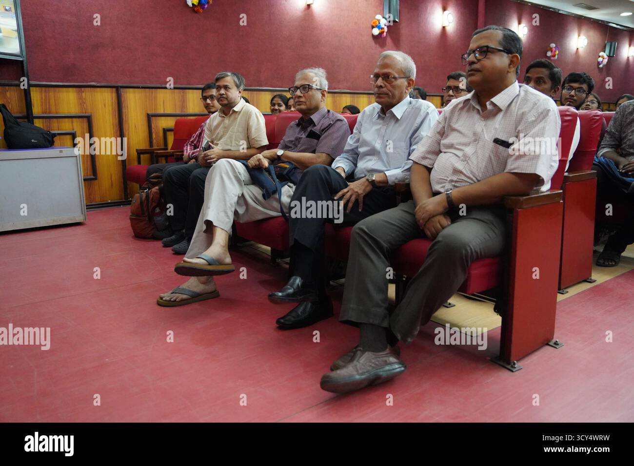 Kalkutta, Westbengalen, Indien. Oktober 2025. Während der 2. Public Engagement Lecture im Birla Industrial & Technological Museum hören die Gäste aufmerksam einem Vortrag von Prof. Dr. Rajinder Singh von der Universität Oldenburg zu. Organisiert vom National Science & Technology Digital Archive unter dem Ministerium für Kultur, Regierung von Indien, erforschte die Veranstaltung die wissenschaftliche Infrastruktur hinter C.V. Ramans Nobelpreisträger Entdeckung des Raman-Effekts. (Kreditbild: © Biswarup Ganguly/Pacific Press via ZUMA Press Wire) NUR REDAKTIONELLE VERWENDUNG! Nicht für kommerzielle ZWECKE Stockfoto