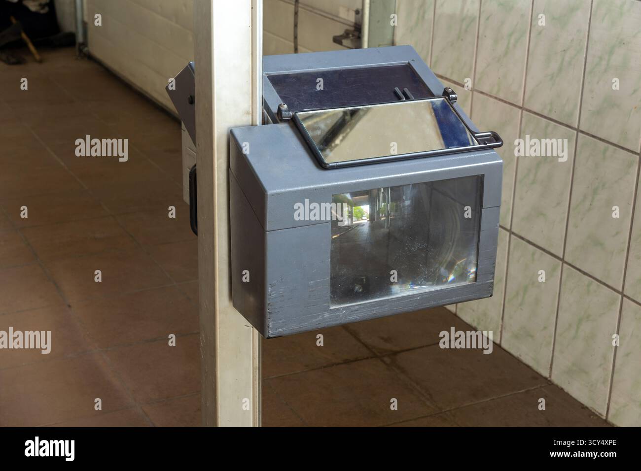 Eine Nahaufnahme eines Scheinwerferprüfgeräts, auch bekannt als Strahleinstellgerät, zur Ausrichtung von Autoscheinwerfern in einer Garage oder Werkstatt. Stockfoto