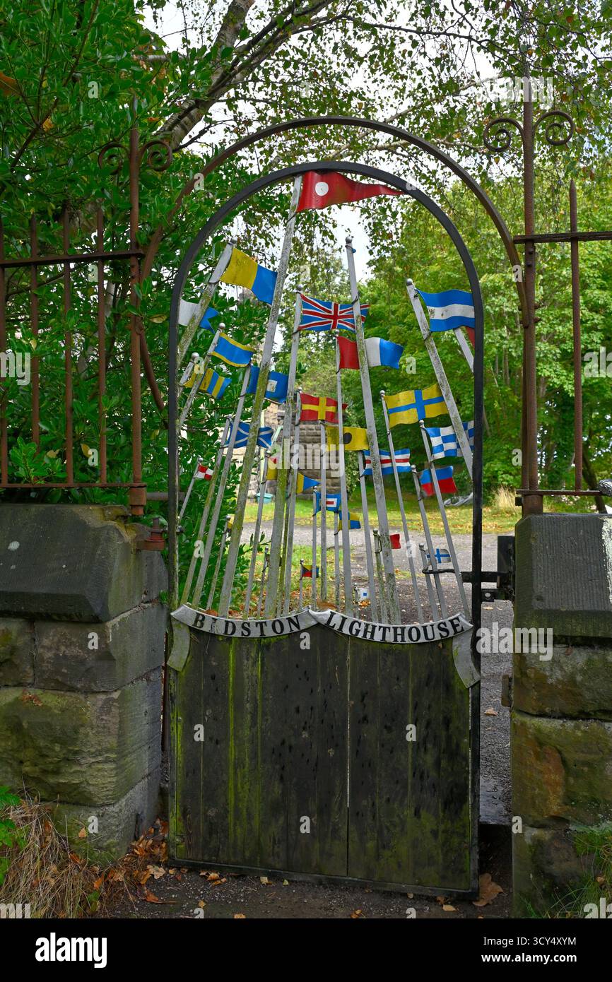Flaggendekorierte Tore zum historischen Leuchtturm Bidston Hill Park Wirral, Großbritannien September Stockfoto