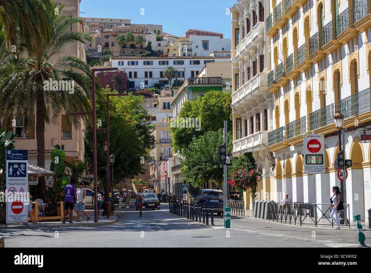 Das Bild zeigt die alten Straßen und Gebäude von Dalt Vila (Altstadt), auch bekannt als Eivissa, die Hauptstadt von Ibiza. Stockfoto
