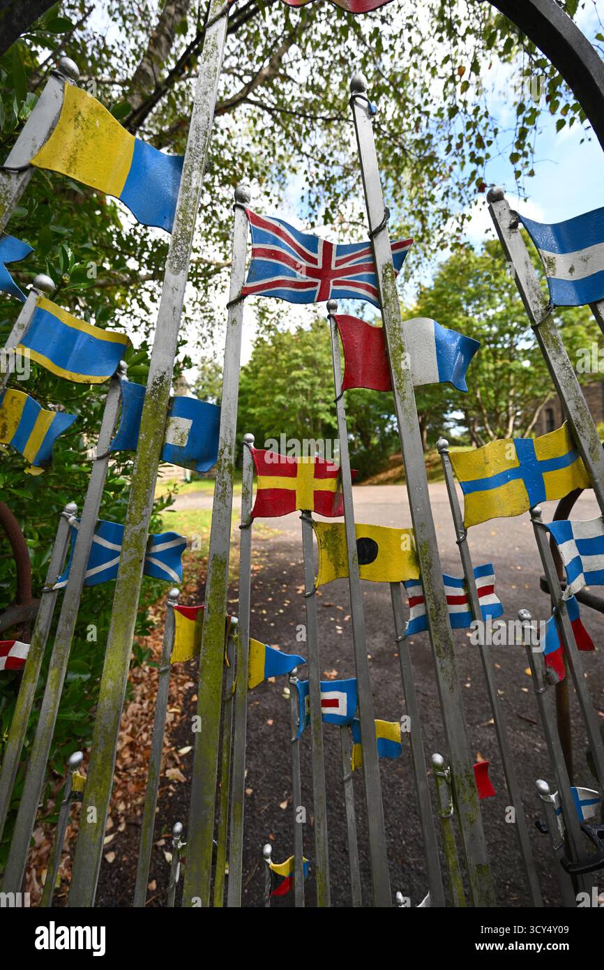 Flaggendekorierte Tore zum historischen Leuchtturm Bidston Hill Park Wirral, Großbritannien September Stockfoto