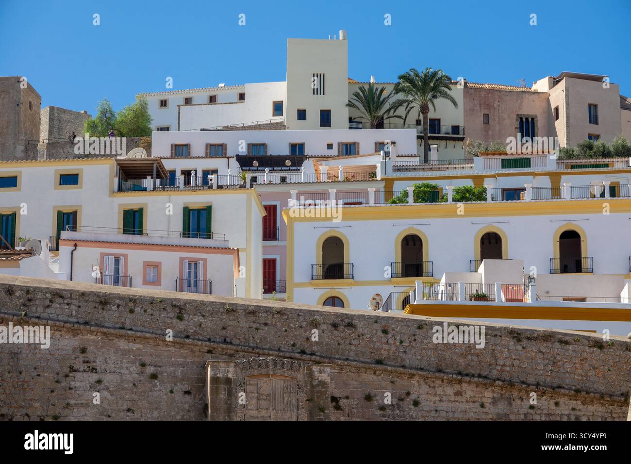 Das Bild zeigt die alten Straßen und Gebäude von Dalt Vila (Altstadt), auch bekannt als Eivissa, die Hauptstadt von Ibiza. Stockfoto