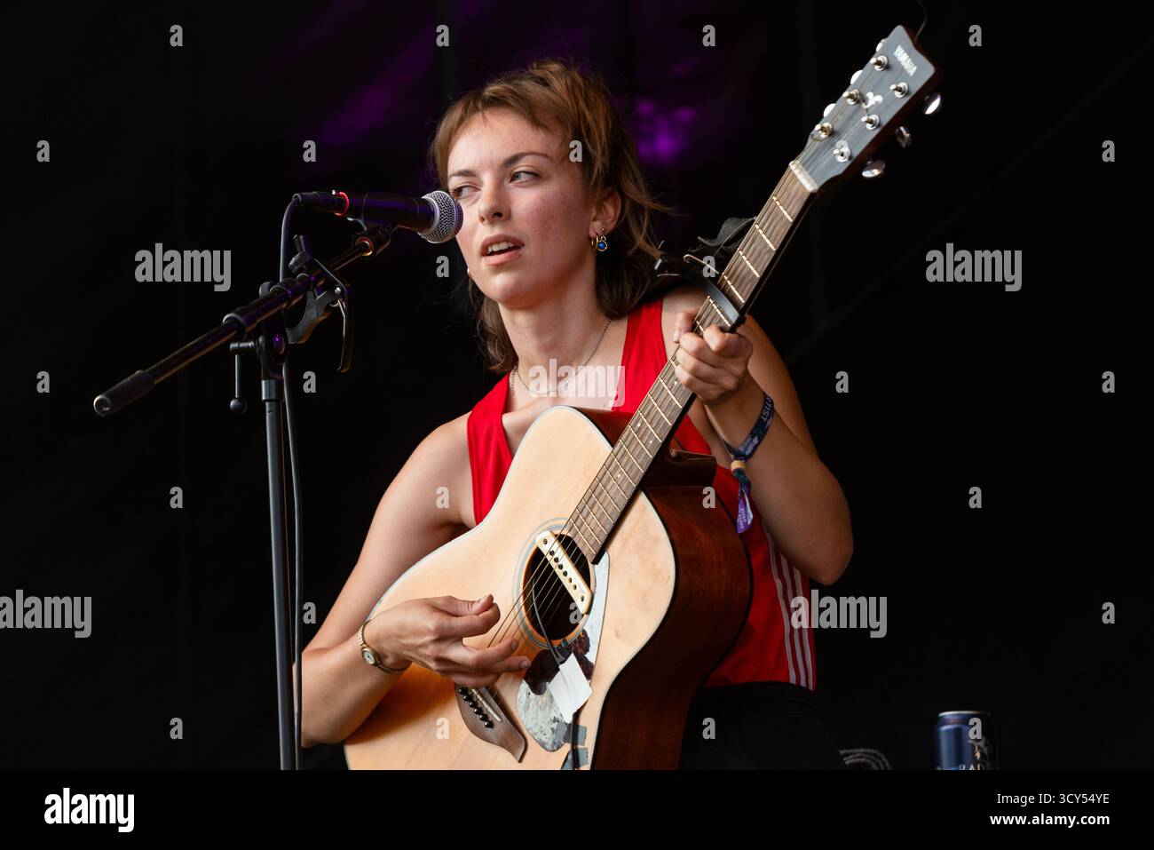 NAIMA ROCK, KONZERT, 2025: Naima Rock spielt eine Yamaha-Gitarre auf der Wall Garden Stage. Brecon, Wales, Großbritannien, 15. August 2025. Das Green Man Festival 2025. Foto: Rob Watkins/Alamy Live News. Naima Bock ist eine englische Singer-Songwriterin und ehemaliges Mitglied der Indie-Band Goat Girl. Mit brasilianisch-griechisch-englischem Hintergrund bastelt sie üppigen, eklektischen Indie-Rock/Folk. Ihre Alben Giant Palm (2022) und Under a massive Dark Land (2024) zeigen lebendige Atmosphäre und emotionale Reichweite. Stockfoto