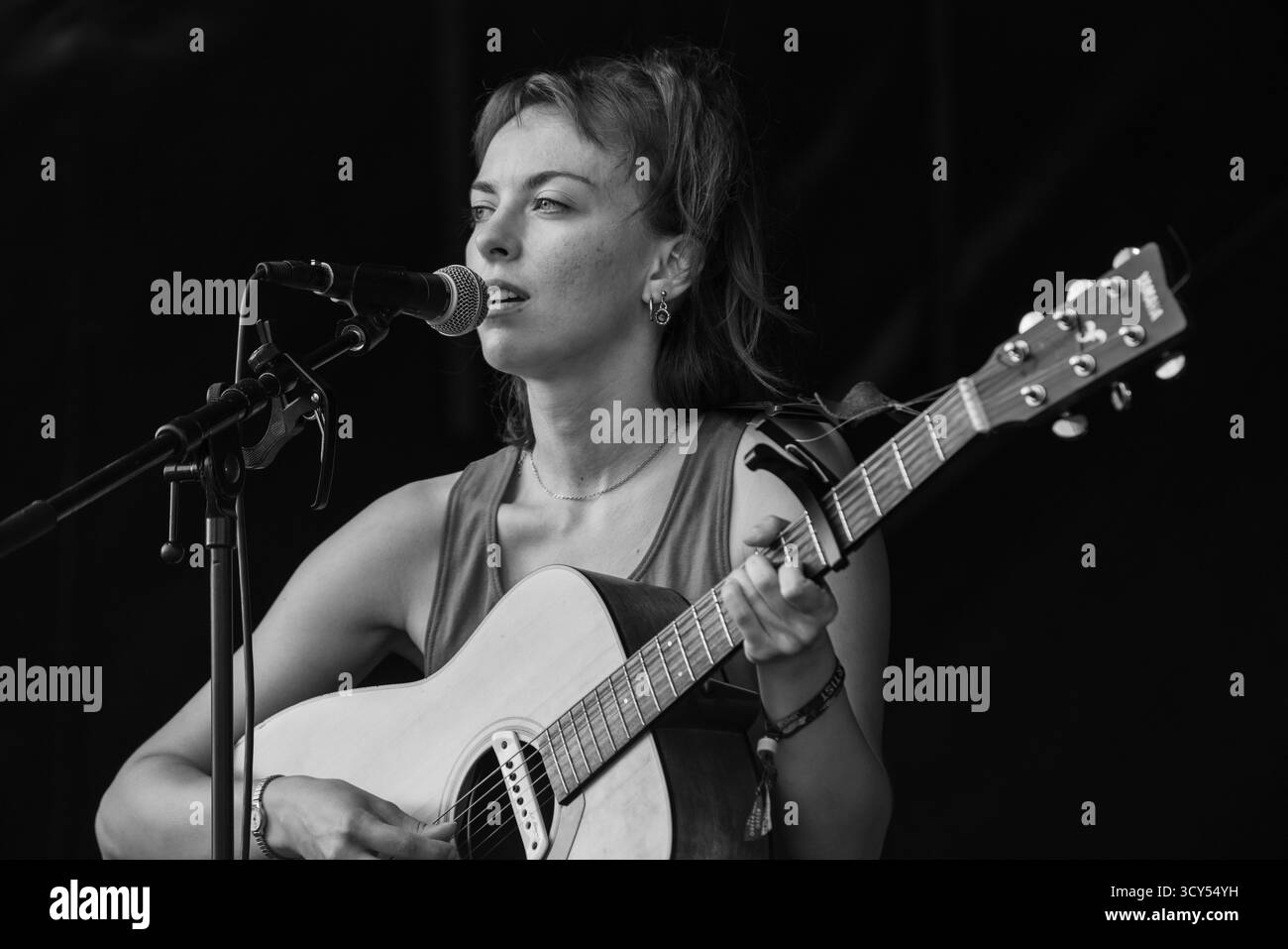 NAIMA ROCK, KONZERT, 2025: Naima Rock spielt eine Yamaha-Gitarre auf der Wall Garden Stage. Brecon, Wales, Großbritannien, 15. August 2025. Das Green Man Festival 2025. Foto: Rob Watkins/Alamy Live News. Naima Bock ist eine englische Singer-Songwriterin und ehemaliges Mitglied der Indie-Band Goat Girl. Mit brasilianisch-griechisch-englischem Hintergrund bastelt sie üppigen, eklektischen Indie-Rock/Folk. Ihre Alben Giant Palm (2022) und Under a massive Dark Land (2024) zeigen lebendige Atmosphäre und emotionale Reichweite. Stockfoto
