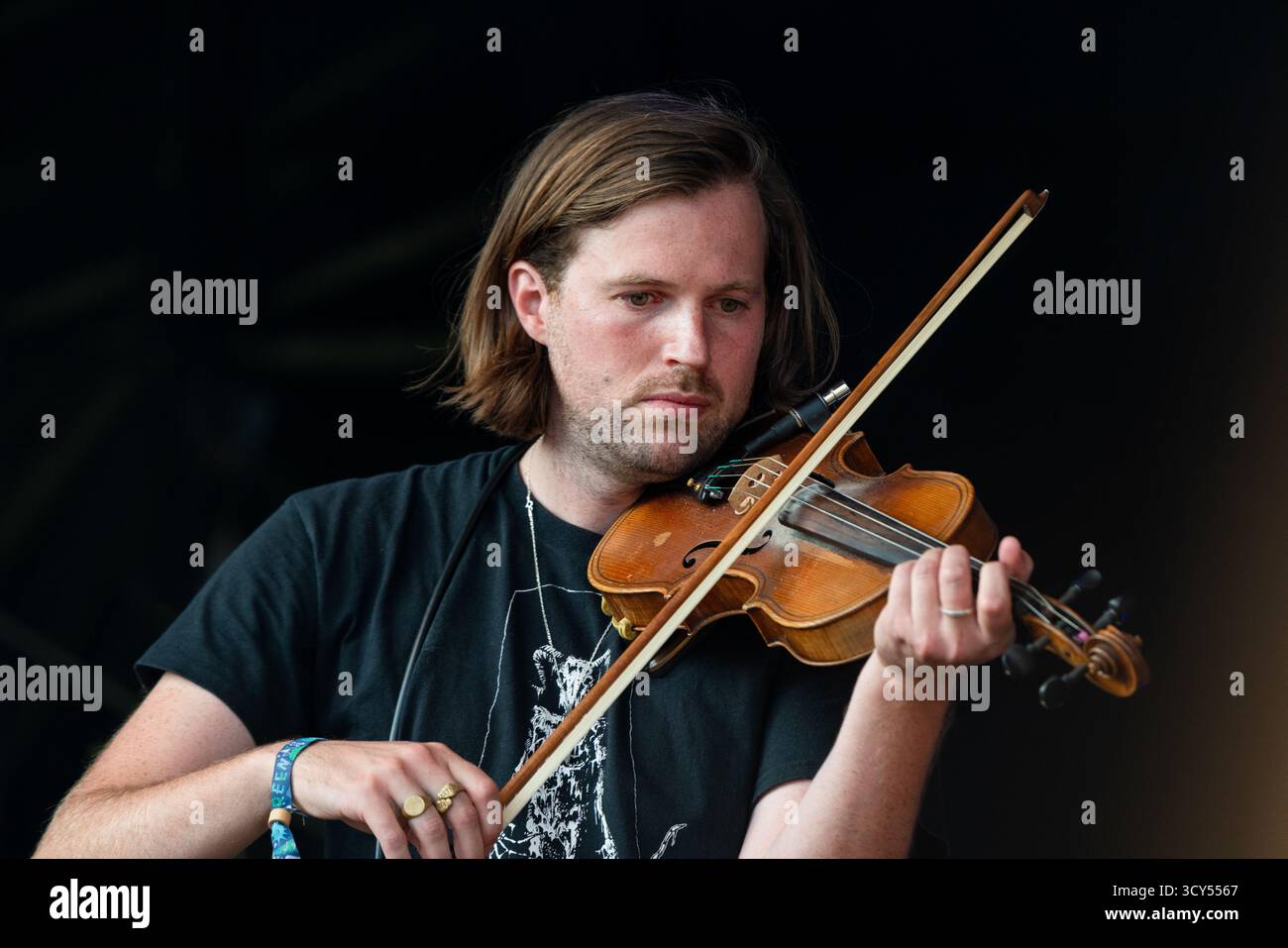 NAIMA ROCK, KONZERT, 2025: The Violinist with Naima Rock on the Wall Garden Stage. Brecon, Wales, Großbritannien, 15. August 2025. Das Green Man Festival 2025. Foto: Rob Watkins/Alamy Live News. Naima Bock ist eine englische Singer-Songwriterin und ehemaliges Mitglied der Indie-Band Goat Girl. Mit brasilianisch-griechisch-englischem Hintergrund bastelt sie üppigen, eklektischen Indie-Rock/Folk. Ihre Alben Giant Palm (2022) und Under a massive Dark Land (2024) zeigen lebendige Atmosphäre und emotionale Reichweite. Stockfoto