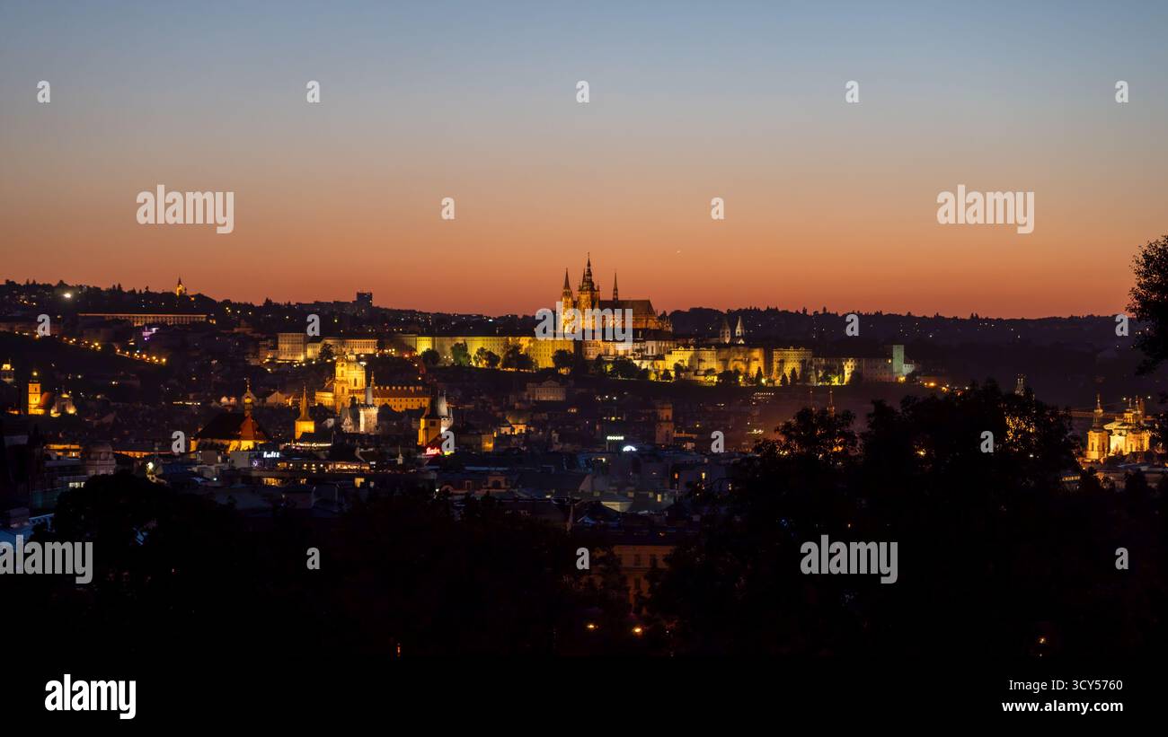 Prag, Tschechische Republik - 10.17.2025: Die Stadt Prag bei Nacht/Sonnenuntergang von Riegrovy Sady Stockfoto