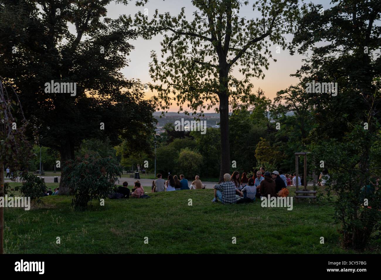 Prag, Tschechische Republik - 10.17.2025: Die Stadt Prag bei Nacht/Sonnenuntergang von Riegrovy Sady Stockfoto