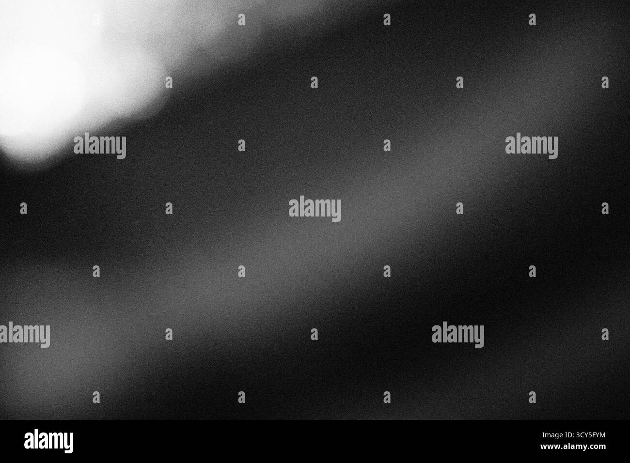 Verschwommenes schwarzes und weißes, körniges Hintergrunddesign mit Textureffekt für das Poster mit Webbanner. Lo-fi-Effekt. Stockfoto