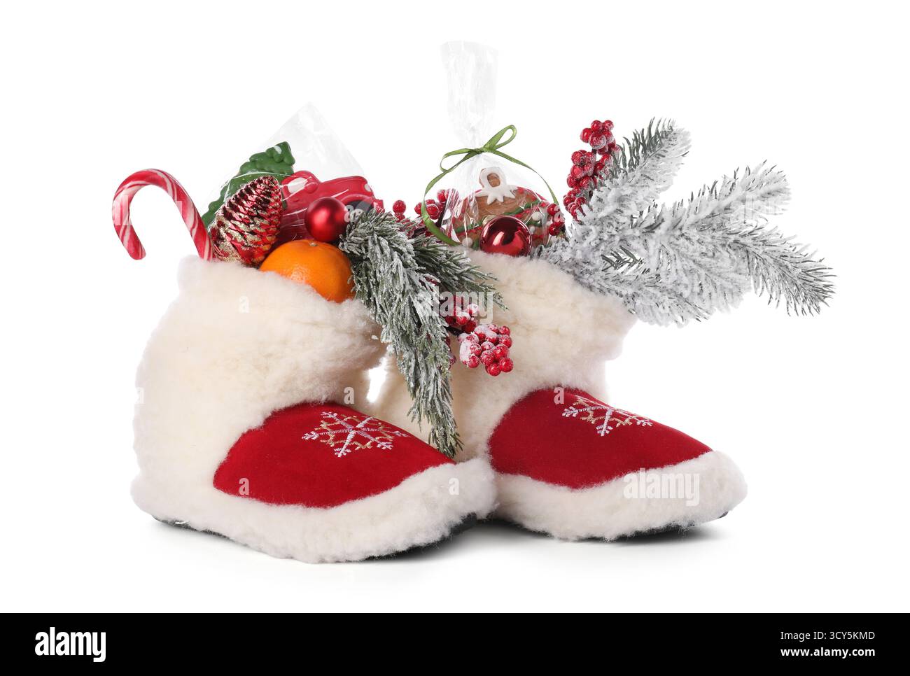 St. Nikolaus Tag. Stiefel mit Leckereien und festliche Einrichtung in weiß Stockfoto