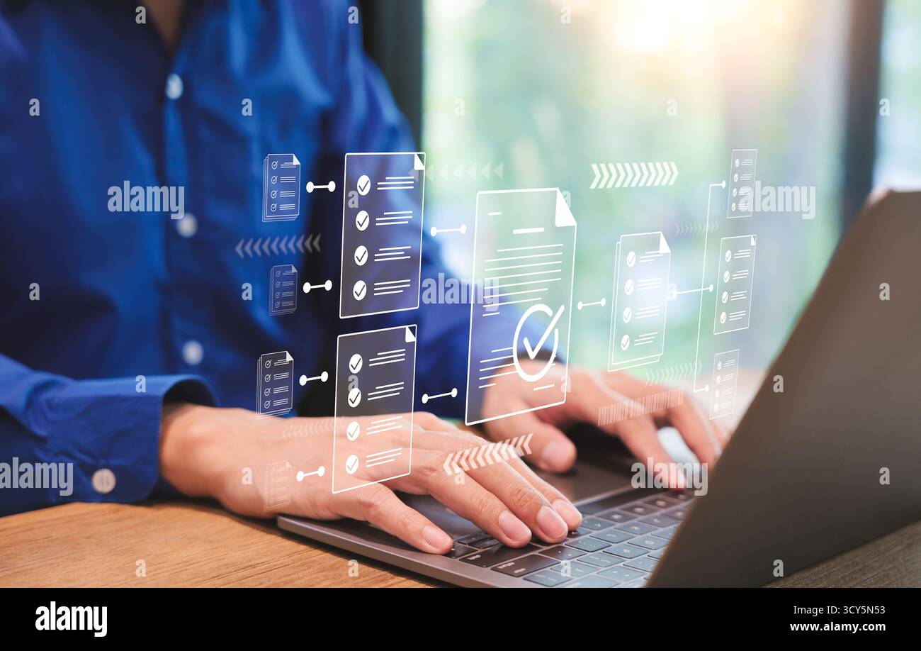 Automatisierung digitaler Arbeitsabläufe, Geschäftsmann mit Laptop-Computer, der Online-Checklisten durchführt, Dokumentenmanagement-Prüfsystem, Online-Dokumentation Stockfoto