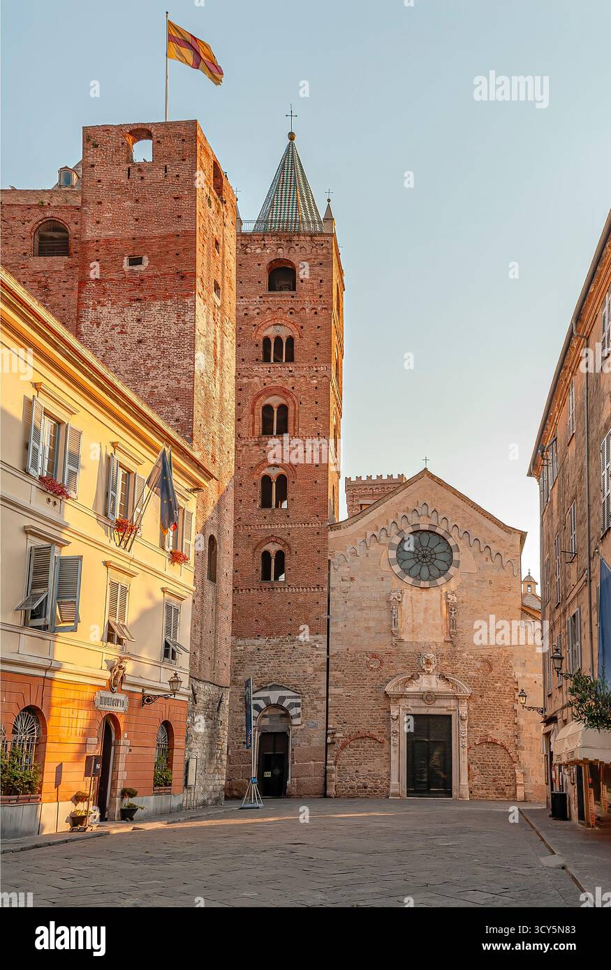 Kathedrale von Albenga an der Piazza san Michele, Ligurien, Italien Stockfoto