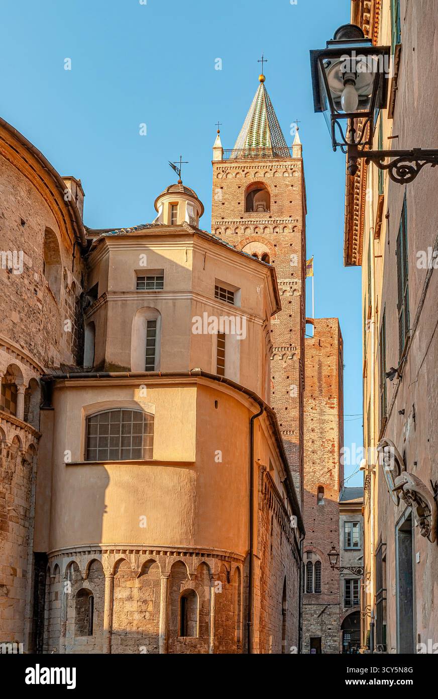 Historische Piazza die Leoni hinter der Cattedrale di San Michele in Albenga, Ligurien, Italien. Stockfoto