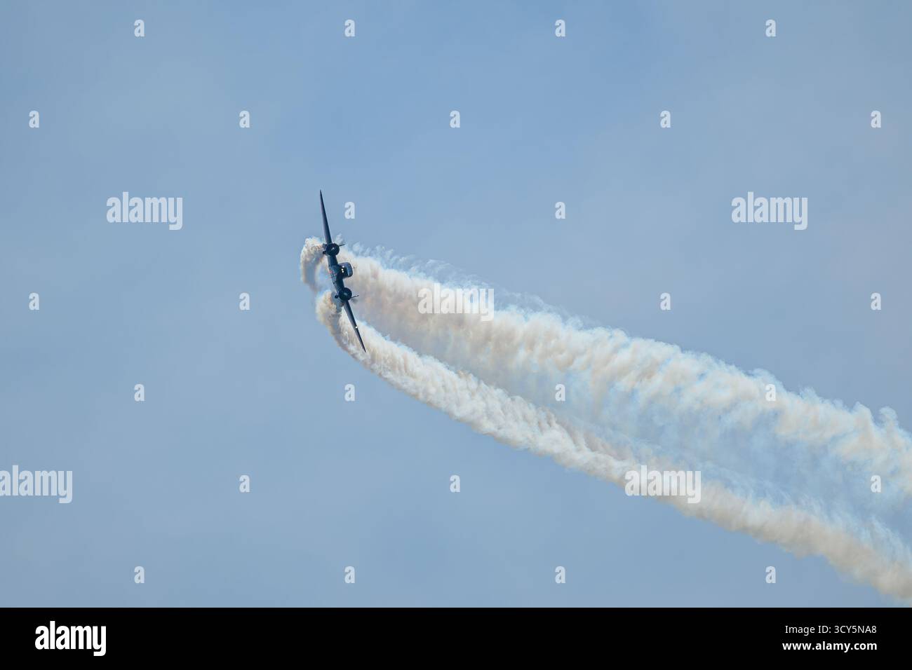 Ein Twin Beech 18 (Beechcraft Model 18), gepliotet von Matt Younkin, Airshow-Darsteller über Grand Traverse Bay, Michigan, USA. Stockfoto