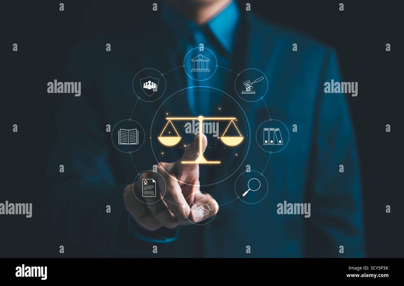 Rechtsexperte mit Rechtsinstrumenten. Ein geeigneter Rechtsexperte berührt virtuelle Symbole, die Recht, Justiz und Rechtsdienstleistungen symbolisieren. Unternehmensgesetzgebung Stockfoto