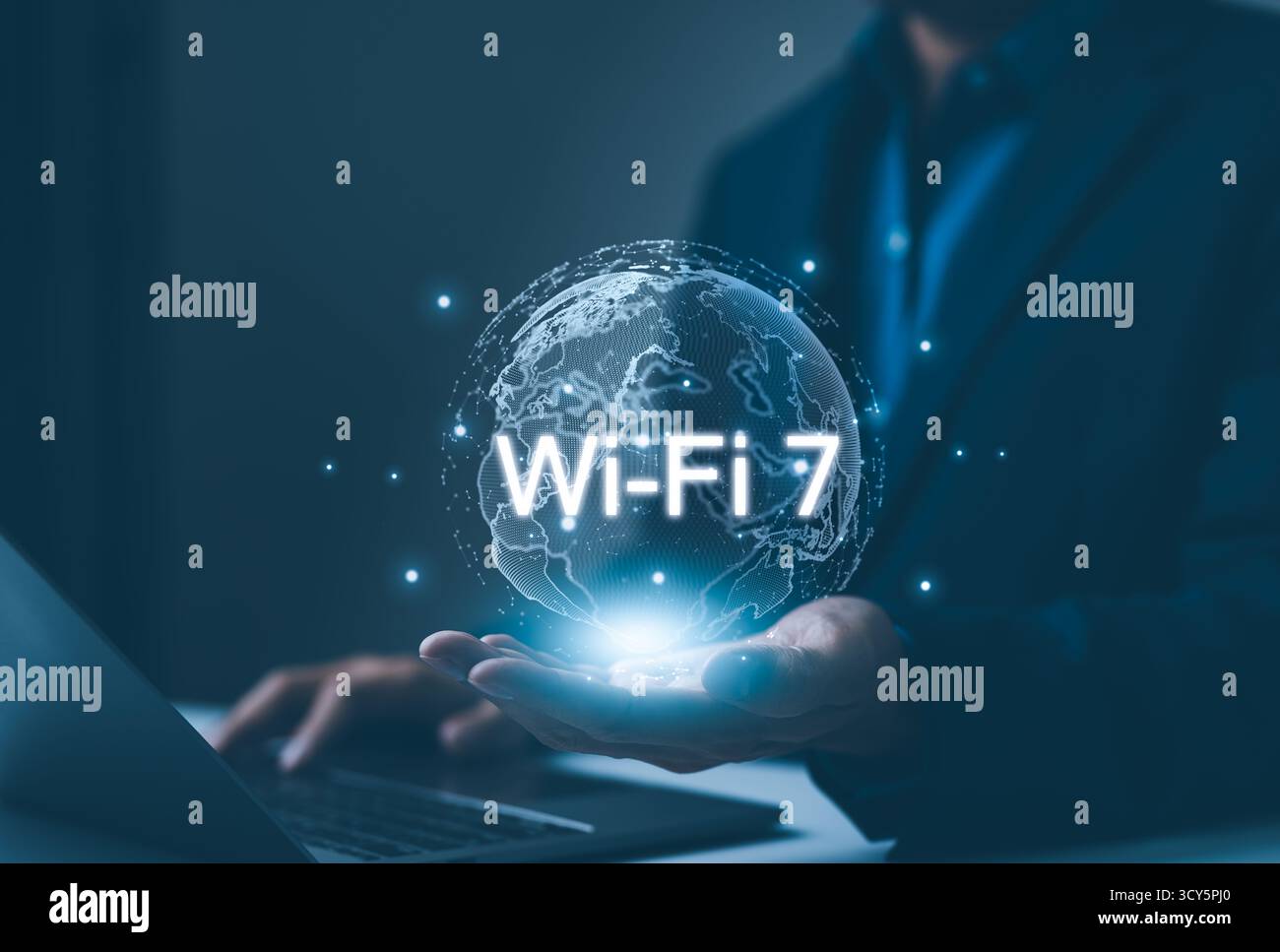Person, die ein globales WLAN 7-Konnektivitätskonzept vorstellt. Zeigt einen holografischen Globus mit dem Wi-Fi 7-Technologiesymbol, das die nächste darstellt Stockfoto