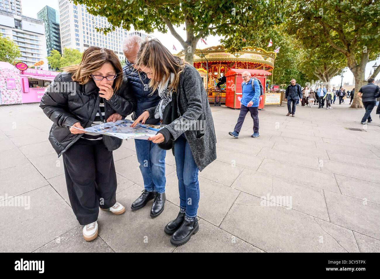 London, Großbritannien. Die Leute im South Bank sehen sich eine Karte an Stockfoto