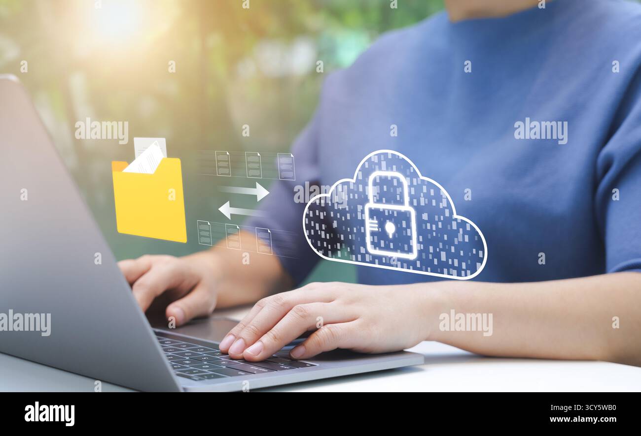 Person, Die Secure Cloud-Datentransfer Verwaltet. Eine Einzelperson verwendet Laptop, um die sichere Datenübertragung in die Cloud, virtuelle Sperre, Stockfoto