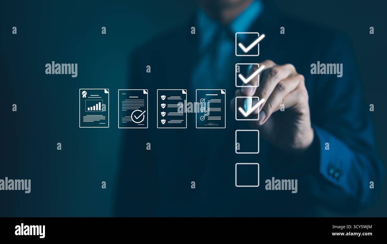 Qualitätssicherung und Dokumentenkontrolle mit Checklisten-Symbolen. Geschäftsmann markiert Elemente auf der digitalen Checkliste, die die Qualitätssicherung darstellen Stockfoto