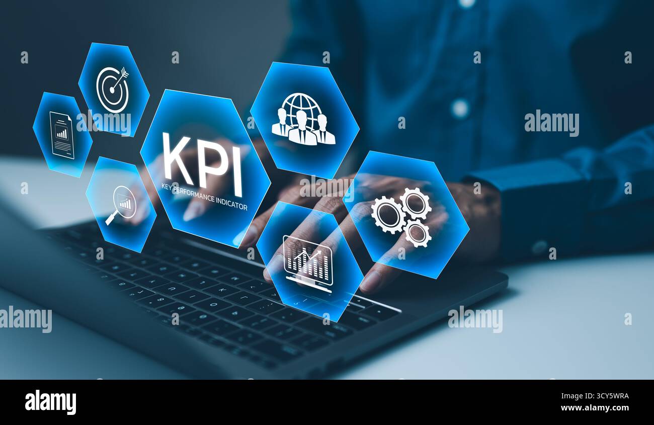 KPI, Analyse von Leistungskennzahlen. Geschäftsmann, der ein Notebook verwendet, um Key Performance Indicators (KPIs) zu analysieren, die als holografische Symbole angezeigt werden, Stockfoto