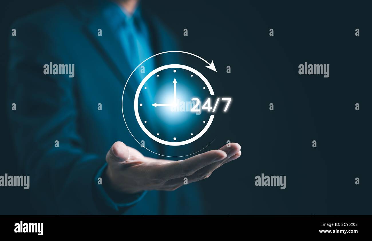 24-Stunden-Konzept für Non-Stop-Service. Geschäftsmann Hand hält virtuell 24-7 mit Uhr zur Hand für weltweite Nonstop- und Vollzeit verfügbar Stockfoto