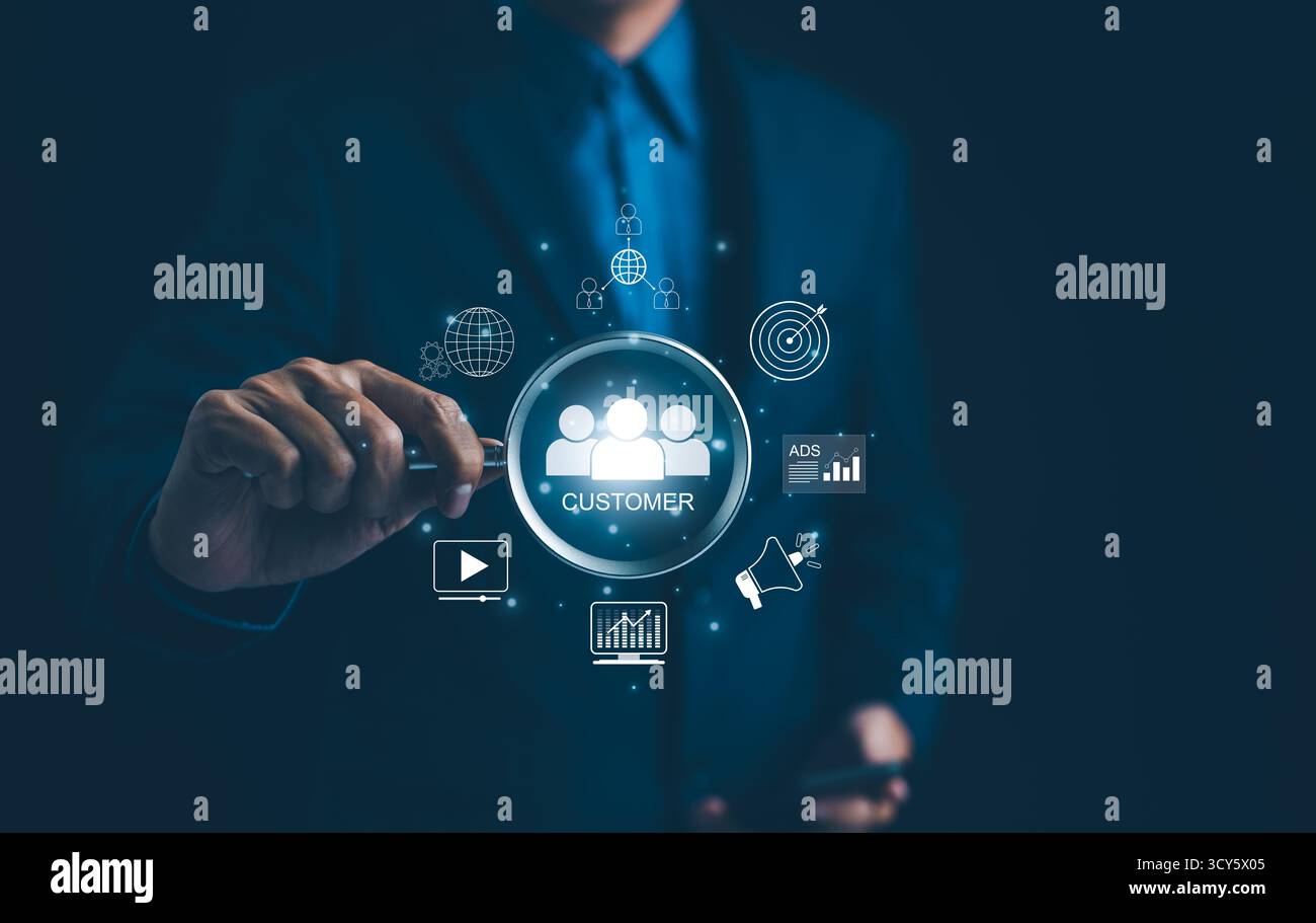 Digitales Marketing und Konzept für Kundenbindung. Eine Person mit virtuellen Symbolen, digitalem Marketing, Kundenbindung, Online-Vertriebsstrategien, Stockfoto