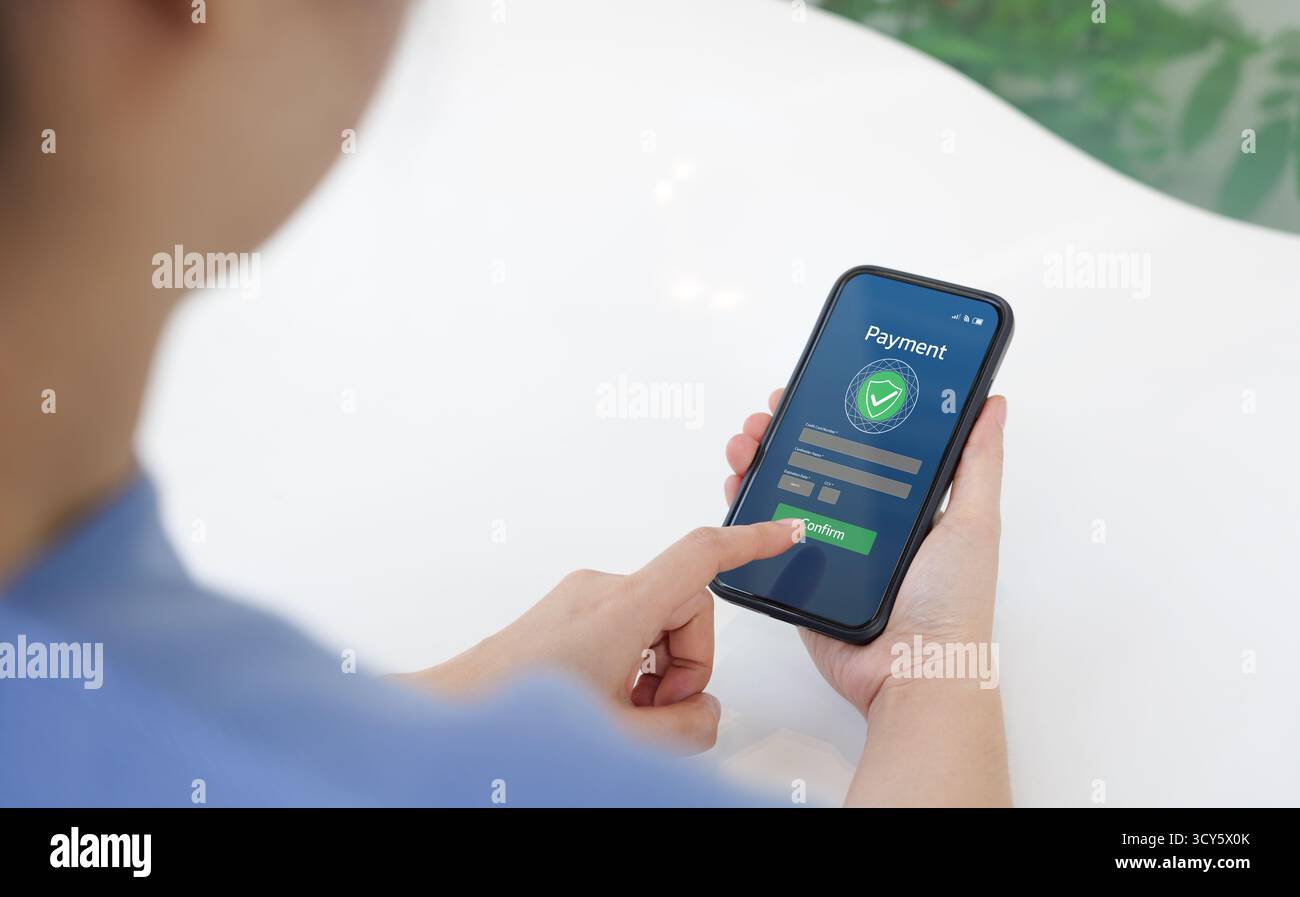 Konzept des Prozesses für sichere Online-Zahlungstransaktionen. Person, die über eine digitale Schnittstelle eine sichere Online-Zahlung über eine Kreditkarte bestätigt Stockfoto
