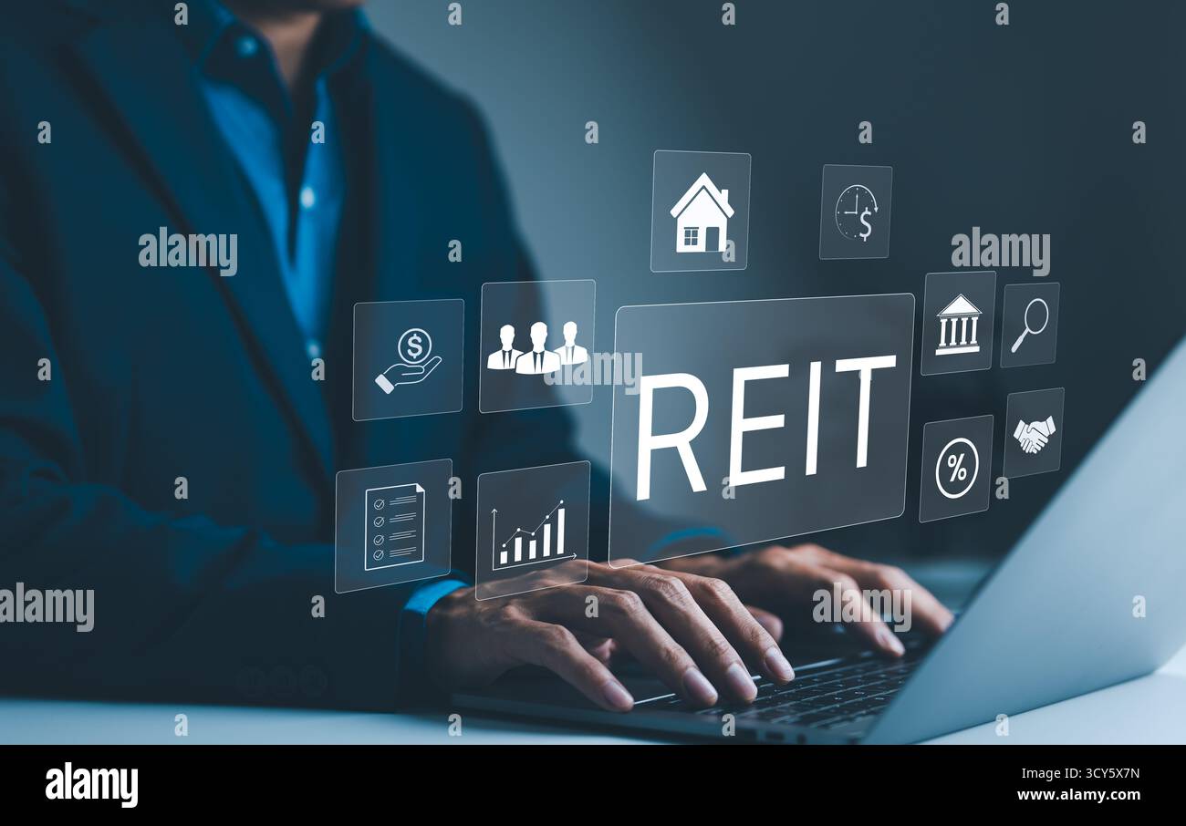 REIT, Real Estate Investment Trust Concept. Ein Geschäftsmann arbeitet an einem Laptop mit Symbolen, die den Real Estate Investment Trust repräsentieren. Stockfoto
