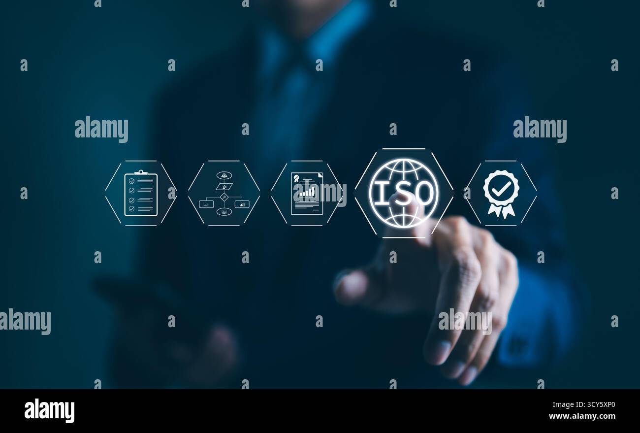 ISO-Normen und Qualitätssicherungskonzept. Geschäftsmann interagiert mit virtuellen Symbolen, die ISO-Standards, Qualitätssicherung, Stockfoto