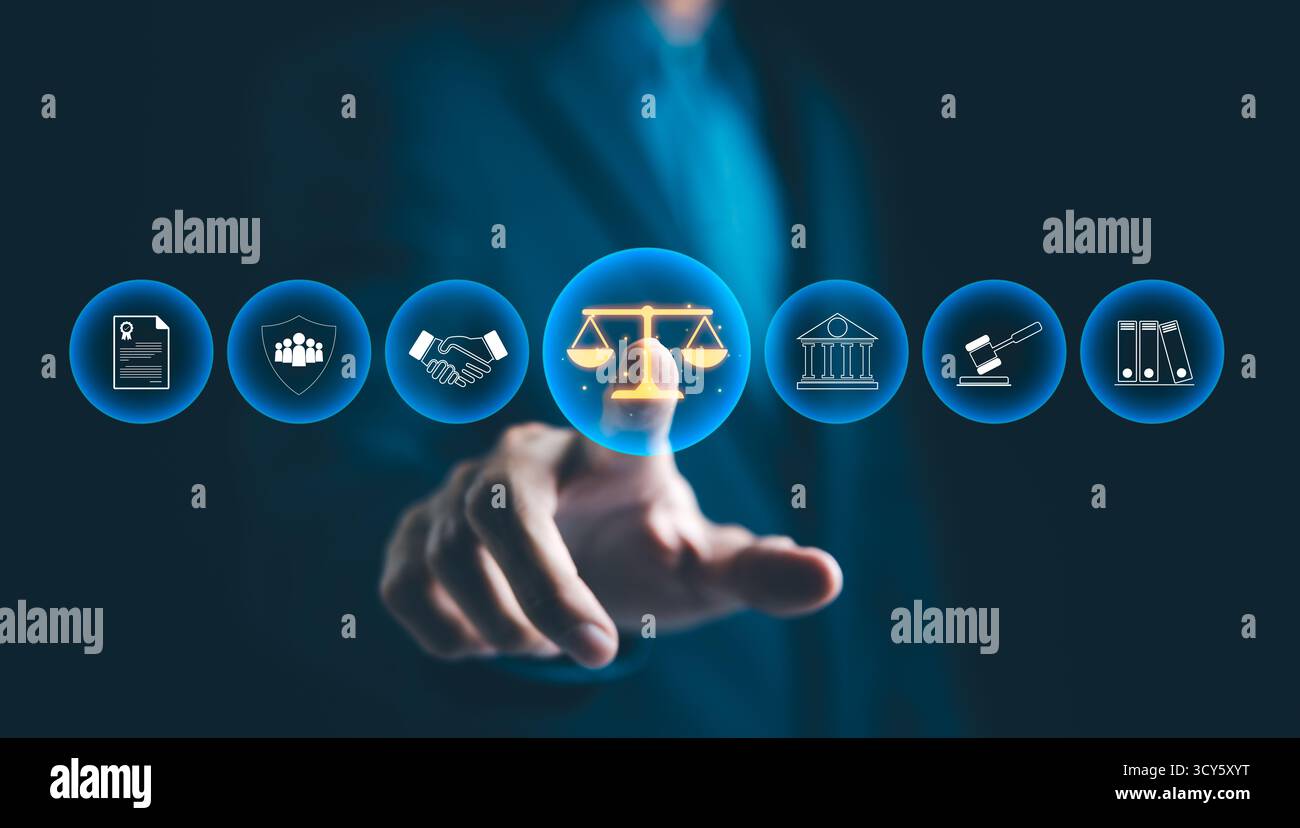 Rechtsexperte mit Rechtsinstrumenten. Ein geeigneter Rechtsexperte berührt virtuelle Symbole, die Recht, Justiz und Rechtsdienstleistungen symbolisieren. Stockfoto