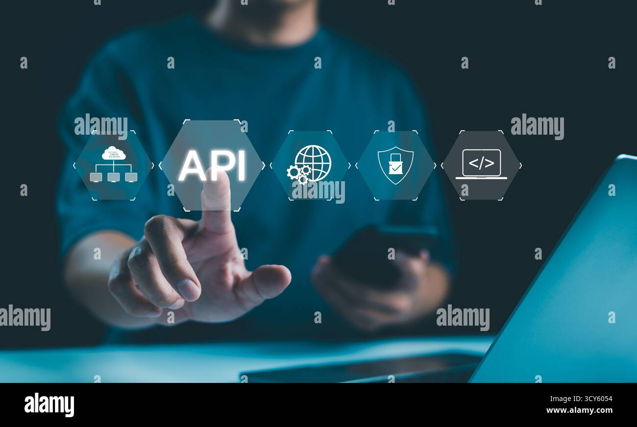 API-Konzept. Anwendungsprogrammierschnittstelle, Person mit API-bezogenen Technologiesymbolen, Cloud-Computing, globales Netzwerk und Sicherheit, Stockfoto