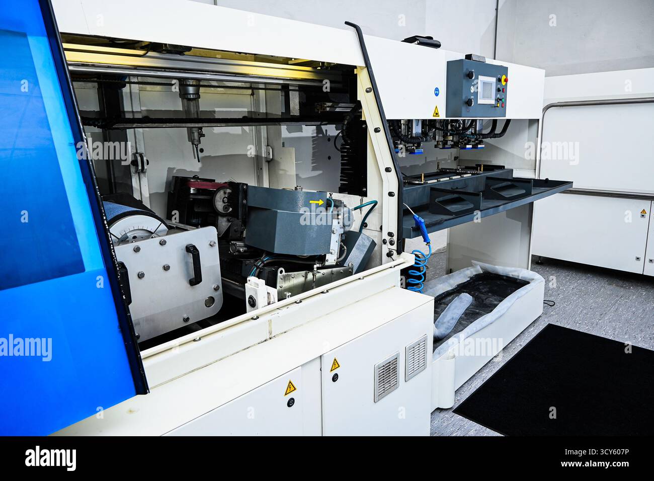 Nahaufnahme von Industriemaschinen, die automatisierte Aufgaben in einer modernen Produktionsfabrik ausführen. Stockfoto