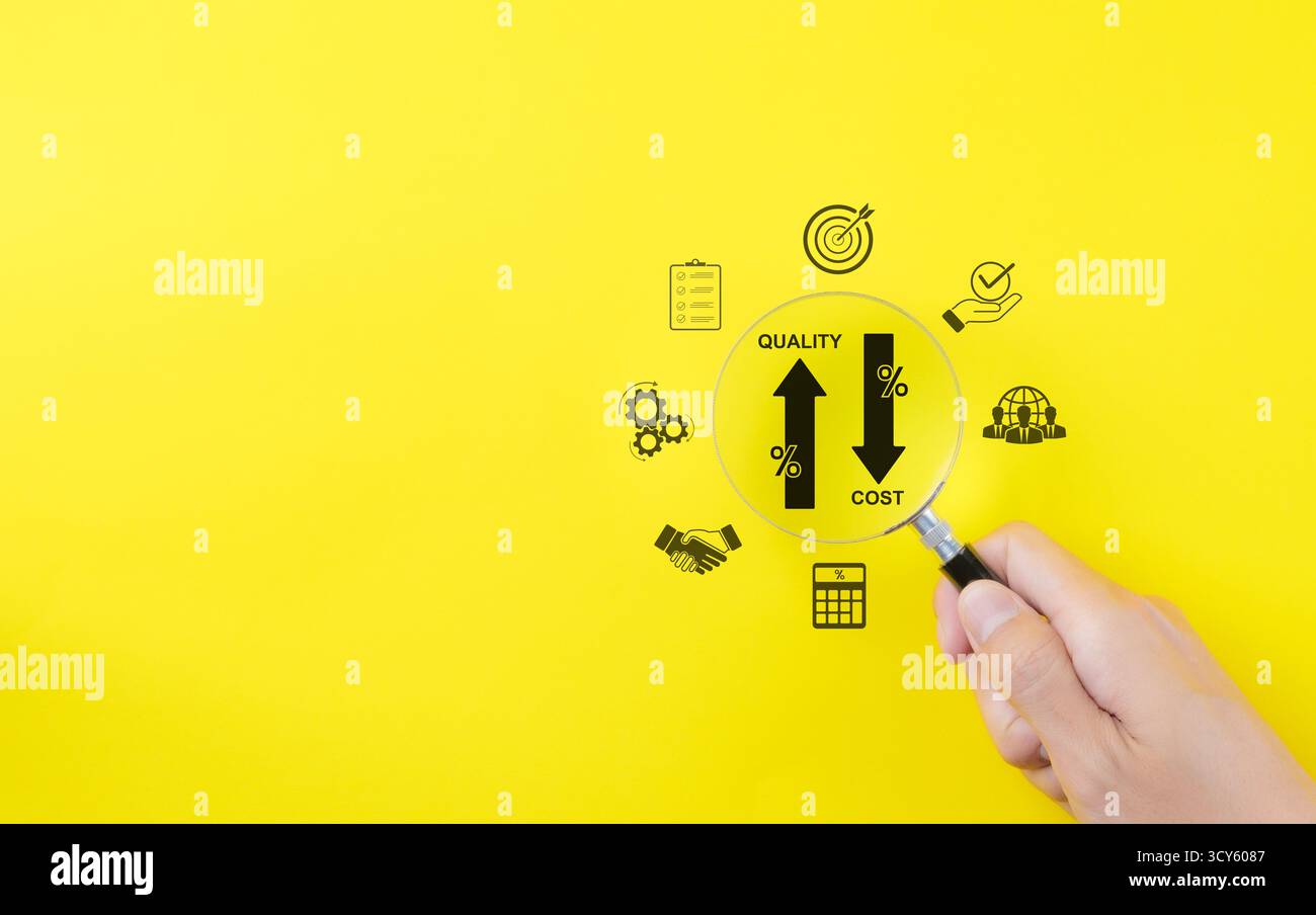 Effektives Geschäftskonzept. Qualitätssteigerung und Kostensenkung. Die Hand hält ein Vergrößerungsglas über Symbole, die die Qualitätsverbesserung darstellen. Stockfoto