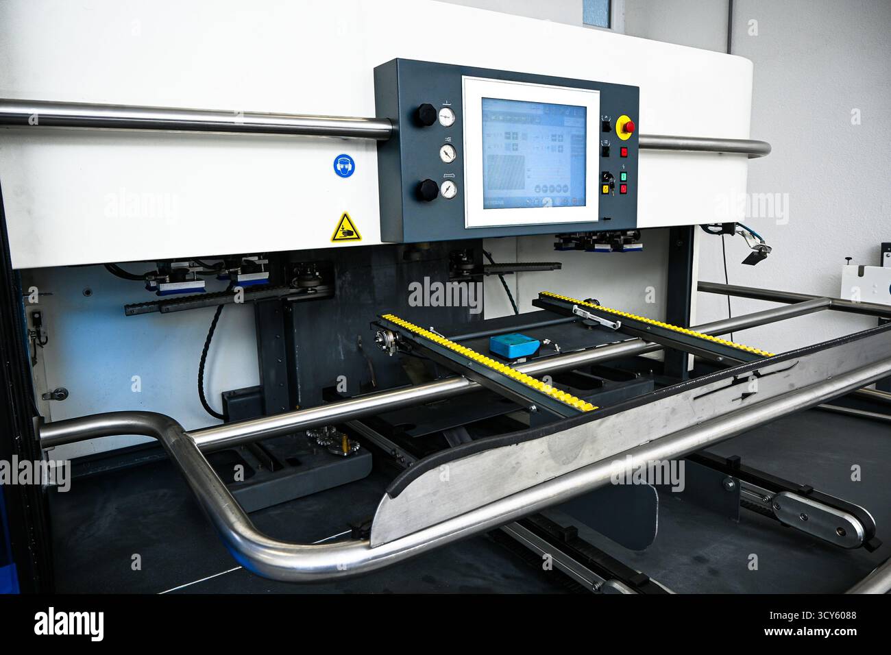 Bedienfeld für Industriemaschinen, das den Prozess der Fertigungsautomatisierung anzeigt. Stockfoto