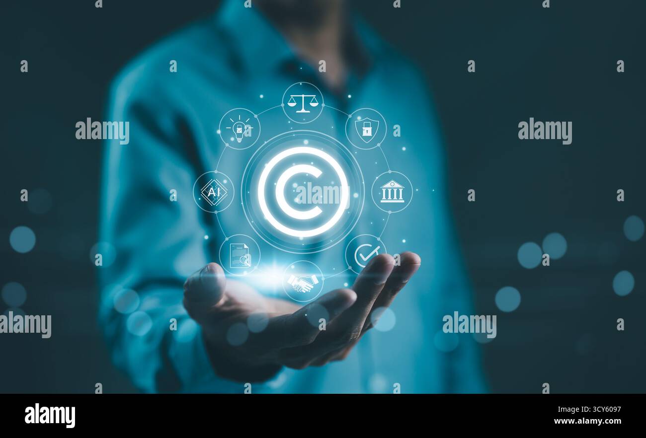 Digitales Urheberrecht, Patentkonzept. Geschäftsleute besitzen digitale Symbole, die Urheberrechte, geistiges Eigentum, Patente und Rechtsschutz darstellen Stockfoto