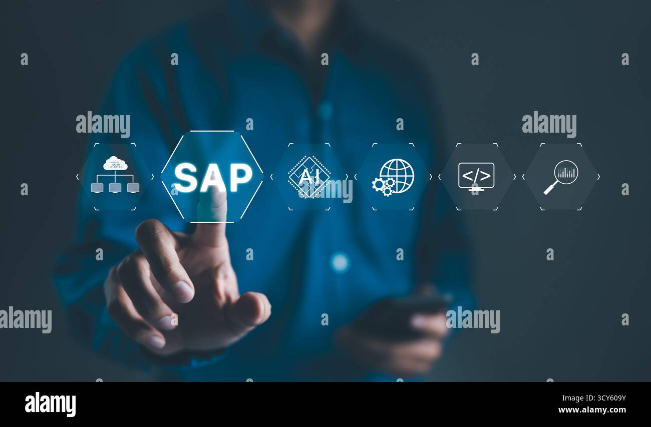 SAP-Systemkonzept. Geschäftsmann berührt Symbole in Bezug auf SAP System Application Products und die Automatisierung von Geschäftsprozessen und hebt die Integration hervor Stockfoto