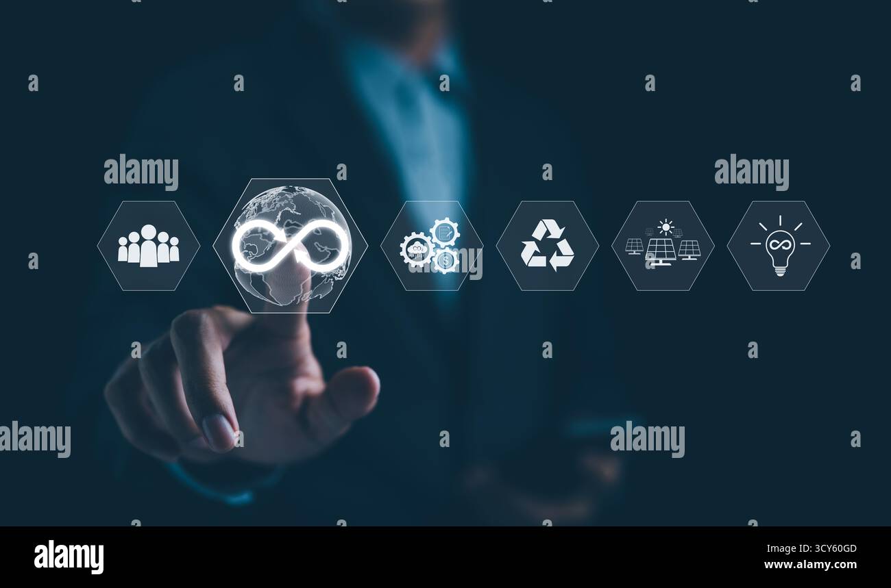 Geschäftsleute verweisen auf Symbole, die Konzepte der Kreislaufwirtschaft wie Recycling, erneuerbare Energien, nachhaltige Entwicklung und künftiges Unternehmenswachstum repräsentieren Stockfoto