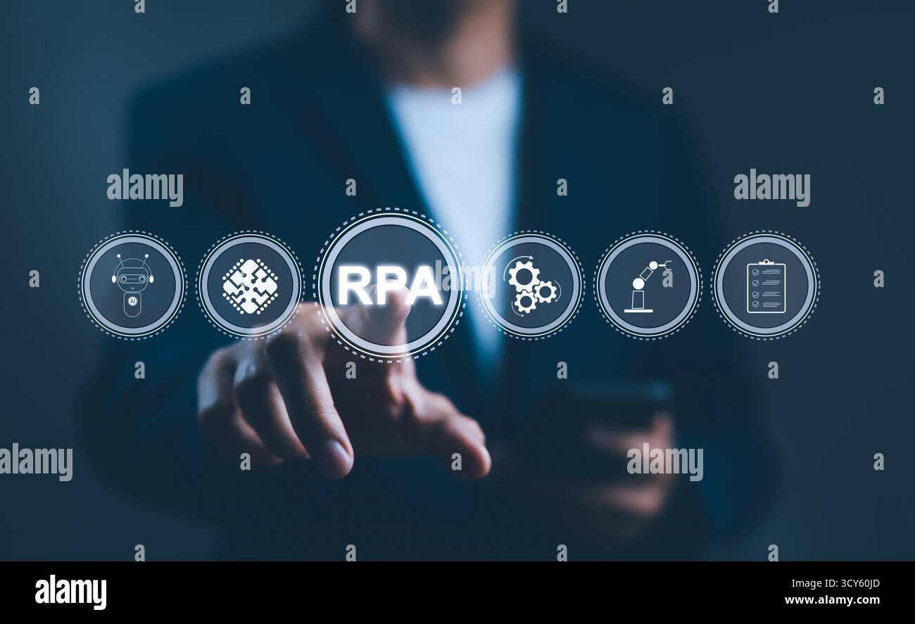 RPA-Konzept. Geschäftsmann interagiert mit einer virtuellen Benutzeroberfläche, die RPA-Symbole anzeigt, die die Automatisierung von Roboterprozessen und moderne Technologie darstellen Stockfoto
