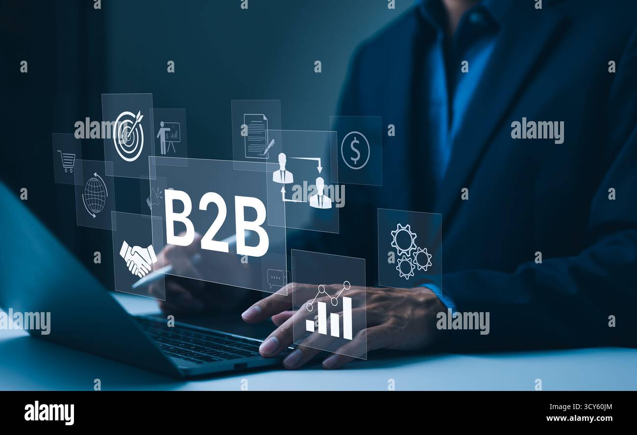 B2B-Geschäftsstrategiekonzept. Geschäftsmann, der mit B2B Virtual auf Laptop arbeitet, Strategie, Partnerschaft, Ziele von Business to Business konzipiert Stockfoto