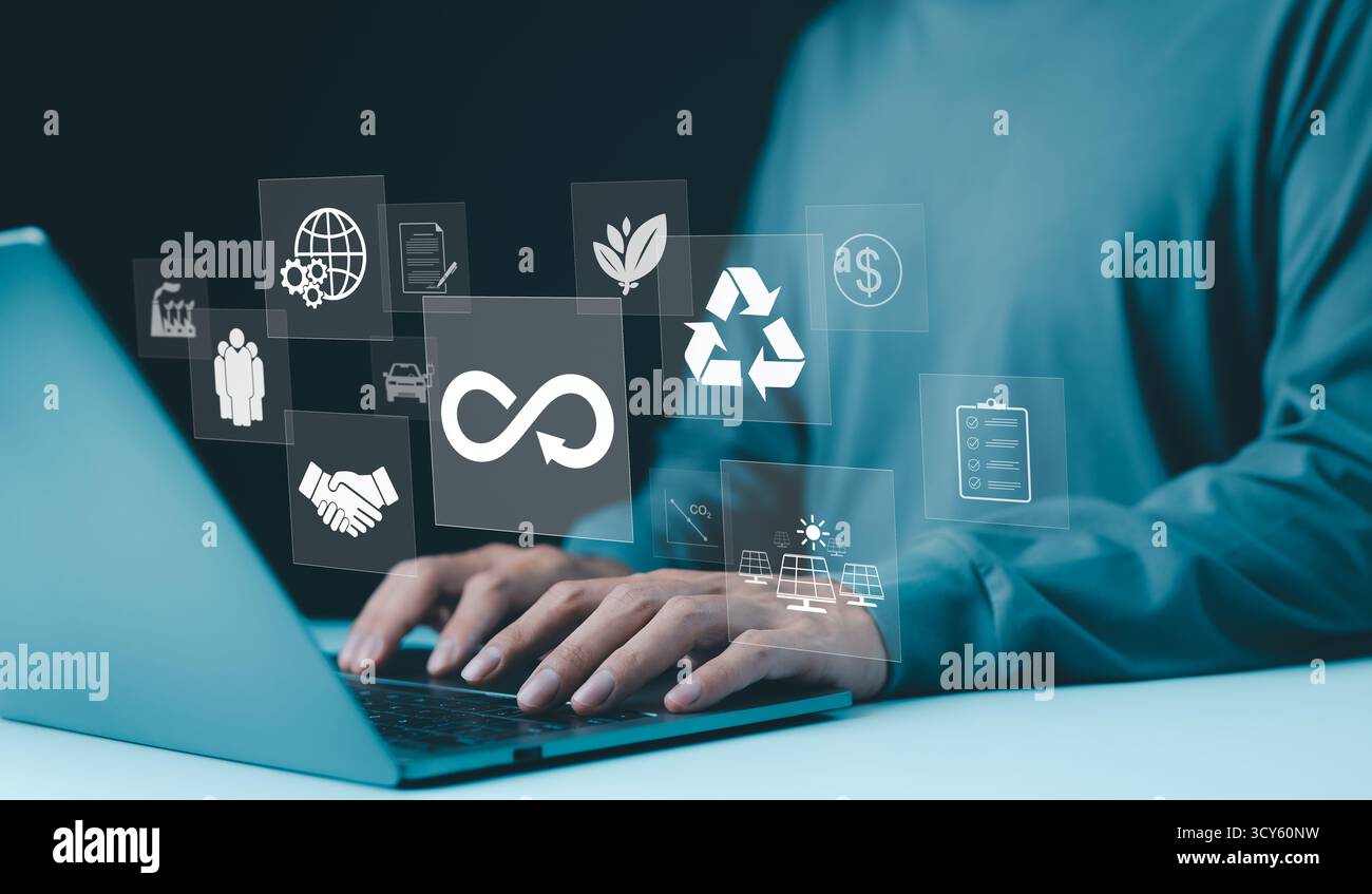Kreislaufwirtschaft, Nachhaltigkeitskonzept. Person, die auf einem Laptop mit Symbolen für Kreislaufwirtschaft, Nachhaltigkeit, Recycling, umweltfreundliche Geschäftspraktiken tippt Stockfoto