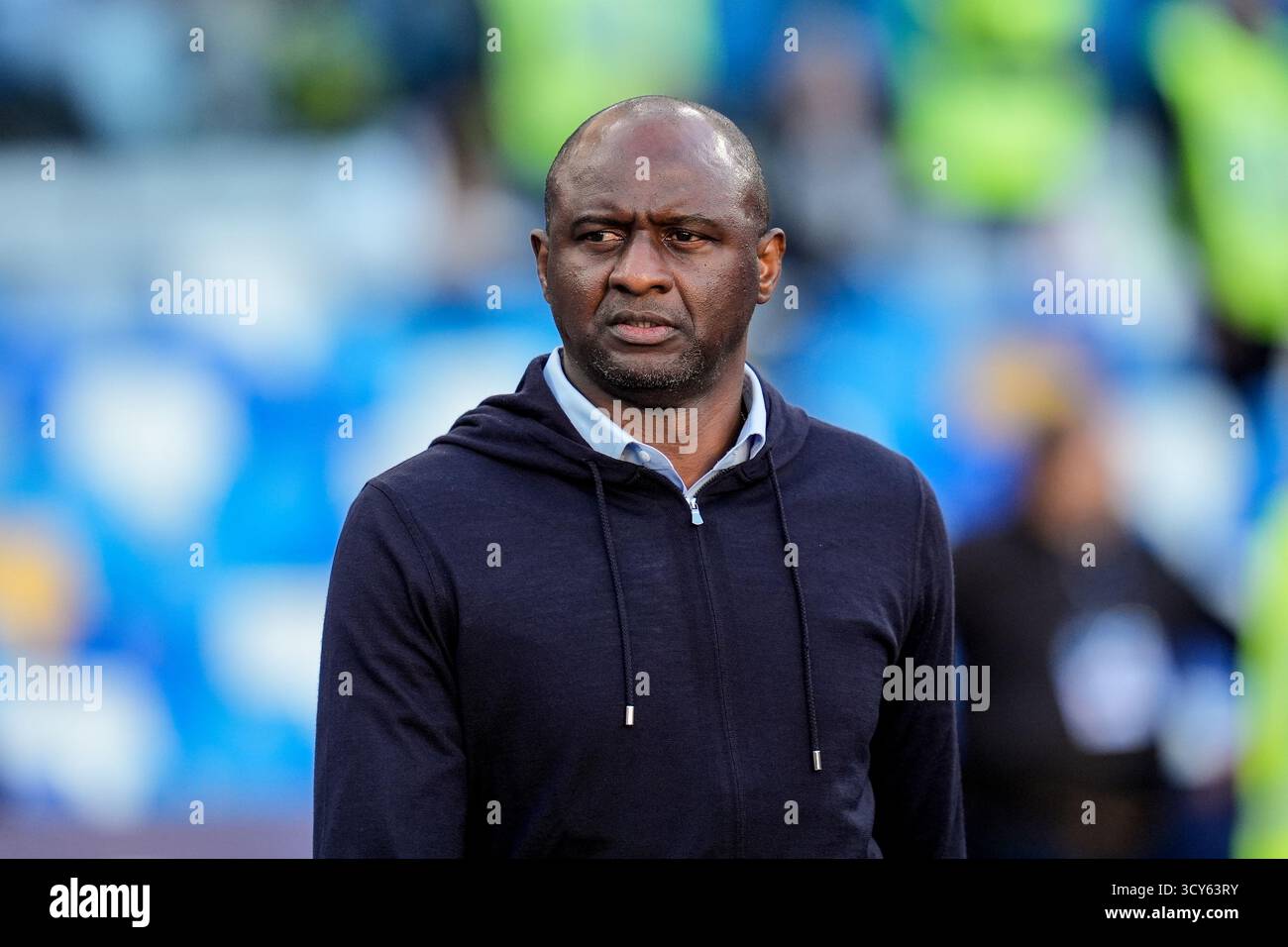 Neapel, Italien. Oktober 2025. Patrick Vieira Head Coach des Genua CFC sieht sich während des Serie A Enilive Matches zwischen SSC Napoli und Genua CFC am 5. Oktober 2025 im Stadio Diego Armando Maradona in Neapel an. Credit: Giuseppe Maffia/Alamy Live News Stockfoto Neapel, Italien. Oktober 2025. Patrick Vieira Head Coach des Genua CFC sieht sich während des Serie A Enilive Matches zwischen SSC Napoli und Genua CFC am 5. Oktober 2025 im Stadio Diego Armando Maradona in Neapel an. Credit: Giuseppe Maffia/Alamy Live News Stockfoto
